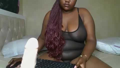 Snapshot of sassie_bee chatting on January 4, 11:27 pm sassie_bee online show from January 4, 11:27 pm