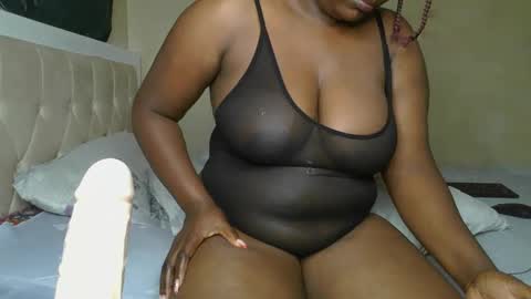 Snapshot of sassie_bee chatting on January 9, 11:45 pm sassie_bee online show from January 9, 11:45 pm