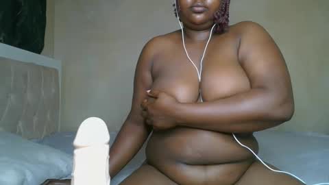 Snapshot of sassie_bee chatting on January 13, 12:30 am sassie_bee online show from January 13, 12:30 am