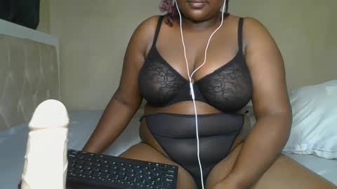 Snapshot of sassie_bee chatting on January 13, 10:56 pm sassie_bee online show from January 13, 10:56 pm