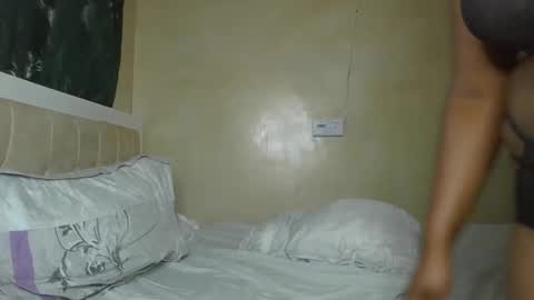 Snapshot of sassie_bee chatting on January 19, 11:10 pm sassie_bee online show from January 19, 11:10 pm