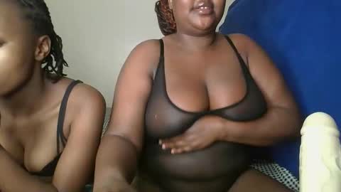 Snapshot of sassie_bee chatting on October 4, 7:07 pm sassie_bee online show from October 4, 7:07 pm