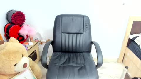 sassytiff online show from March 28, 1:10 pm