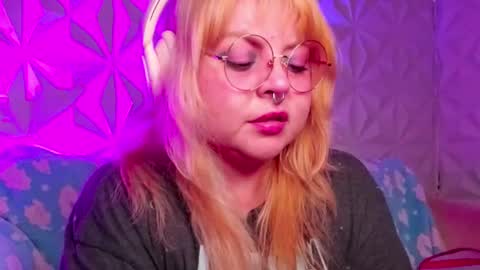 Snapshot of satyn_doll chatting on September 28, 12:17 am Gina George online show from September 28, 12:17 am