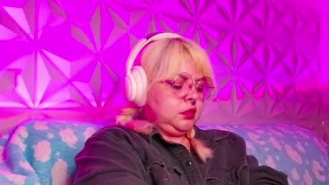 Snapshot of satyn_doll chatting on October 17, 1:31 am Gina George online show from October 17, 1:31 am