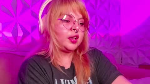 Snapshot of satyn_doll chatting on October 4, 2:39 am Gina George online show from October 4, 2:39 am