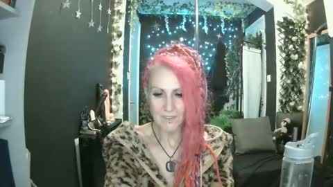 Snapshot of saucysky chatting on October 5, 10:37 pm SaucySky online show from October 5, 10:37 pm