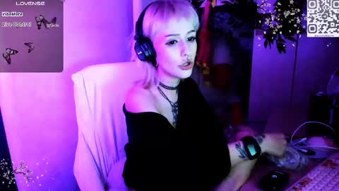 pronoun she. name Mary. age 21. online show from November 10, 4:57 pm