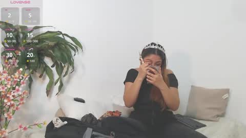 scarlet_100 online show from April 6, 2:22 am