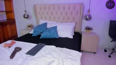 Snapshot of scarlet_brown20 chatting on September 19, 8:30 pm sacrlet online show from September 19, 8:30 pm