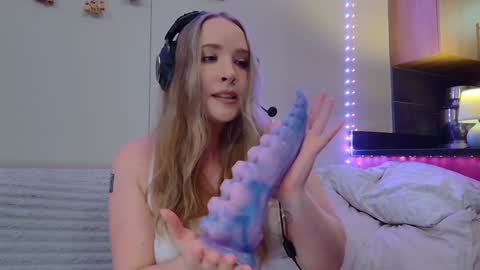 Snapshot of scarlet_carnal chatting on January 30, 11:24 pm Scarlet Carnal - online show from January 30, 11:24 pm