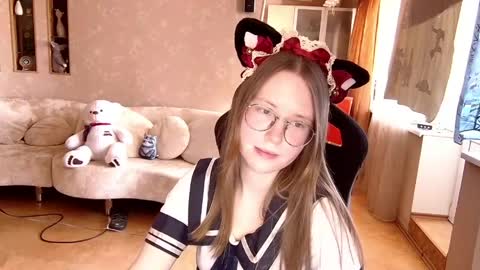 scarletta_ online show from March 28, 10:15 am