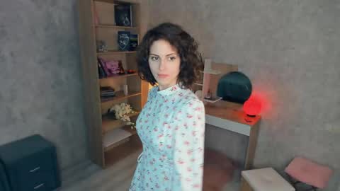 Mia online show from May 18, 7:36 am