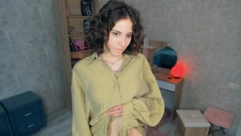 Mia online show from May 15, 10:07 am