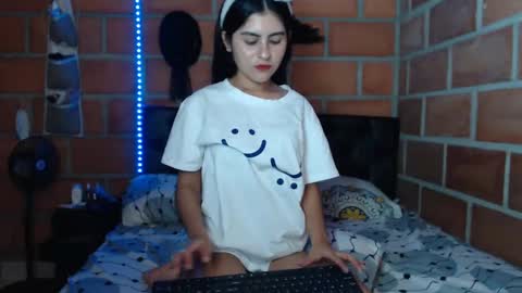 Snapshot of seleena_01 chatting on December 26, 11:13 pm seleena_01 online show from December 26, 11:13 pm