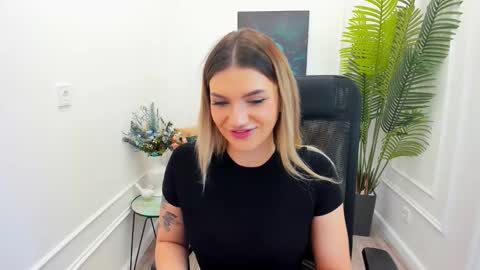 Snapshot of selenaemoore chatting on October 5, 7:41 pm selenaemoore online show from October 5, 7:41 pm