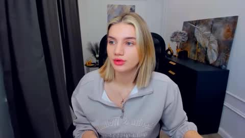 selenaemoore online show from April 21, 3:46 am