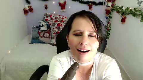 Snapshot of selene_mom chatting on December 27, 6:53 pm selene online show from December 27, 6:53 pm