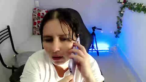 Snapshot of selene_mom chatting on February 7, 6:13 pm selene online show from February 7, 6:13 pm