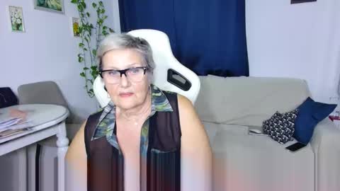 Selenna online show from February 4, 6:44 pm