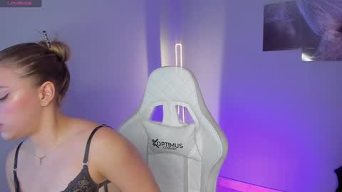 Snapshot of selyn_ chatting on December 4, 2:04 pm Selyn online show from December 4, 2:04 pm