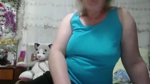 Snapshot of seniorita333 chatting on December 9, 11:47 am Lenna online show from December 9, 11:47 am