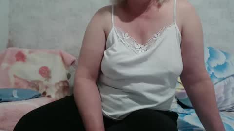 Snapshot of seniorita333 chatting on December 4, 8:34 am Lenna online show from December 4, 8:34 am