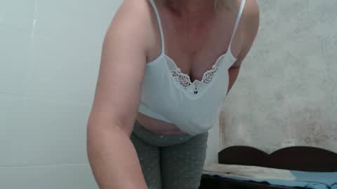 Snapshot of seniorita333 chatting on October 15, 5:32 am Lenna online show from October 15, 5:32 am