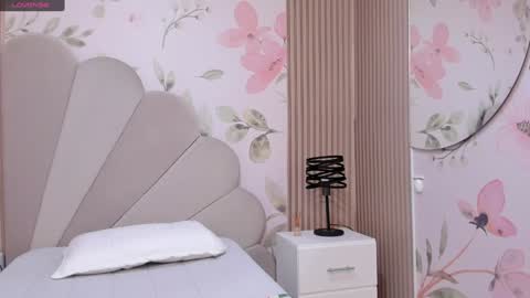 Snapshot of sensual_sophie_ chatting on January 24, 10:11 am Sophie online show from January 24, 10:11 am