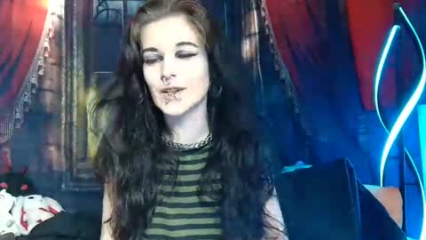 Snapshot of seraphinmunster chatting on January 1, 5:33 pm Seraphin Munster online show from January 1, 5:33 pm