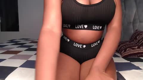 Snapshot of sexy_chocolata chatting on February 7, 9:48 pm chocolata online show from February 7, 9:48 pm