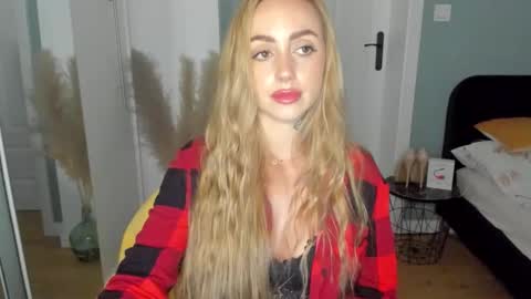 C o r a l i e online show from May 30, 2:48 pm