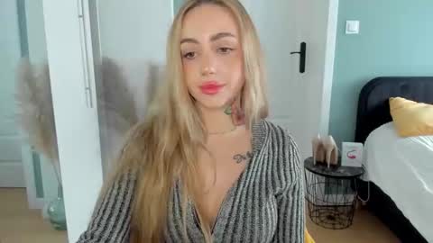 C o r a l i e online show from May 16, 10:36 am
