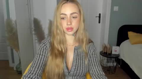 C o r a l i e online show from May 16, 7:44 am
