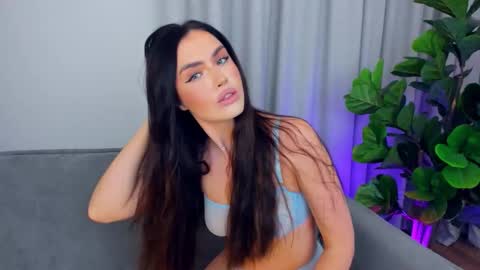 Snapshot of sexyangeloux chatting on October 5, 9:09 pm Lou online show from October 5, 9:09 pm