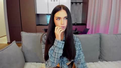 Snapshot of sexyangeloux chatting on December 12, 7:26 pm Lou online show from December 12, 7:26 pm