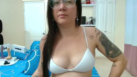 Snapshot of sexyeva_25 chatting on January 11, 4:16 am Eva online show from January 11, 4:16 am
