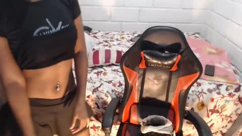 sexyjustin202 online show from January 1, 1:37 am