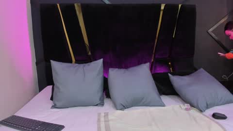 Shaina Vasquez online show from January 22, 4:23 am