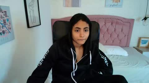 shanelle online show from December 22, 3:53 am