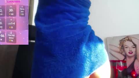 Snapshot of shantalhot69 chatting on December 4, 1:42 pm Shantal online show from December 4, 1:42 pm
