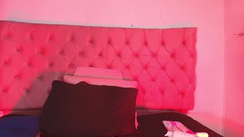 Snapshot of sharlott_kiss chatting on December 10, 12:27 pm Sharlott online show from December 10, 12:27 pm