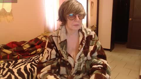 Snapshot of sharon_amore chatting on October 1, 7:35 am Helena online show from October 1, 7:35 am