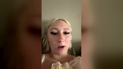 shellbell00 online show from June 1, 3:25 pm