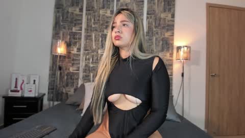 Snapshot of shofiavega chatting on December 12, 5:26 pm SHOFIA online show from December 12, 5:26 pm