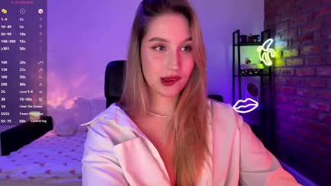 Snapshot of shy_bee chatting on October 18, 10:00 pm Alice online show from October 18, 10:00 pm