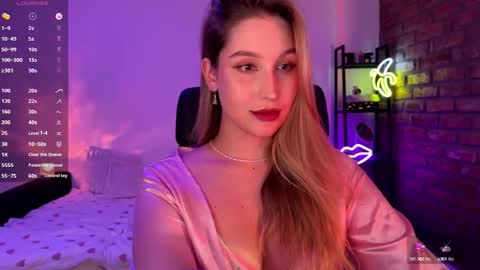 Snapshot of shy_bee chatting on October 15, 10:45 pm Alice online show from October 15, 10:45 pm