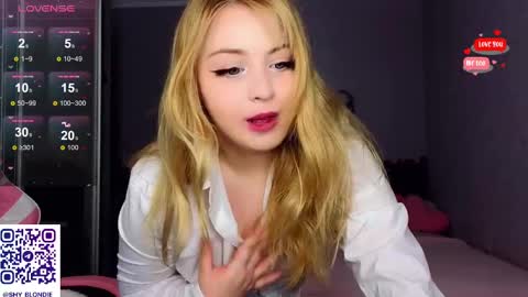 Snapshot of shy_blondiee chatting on January 22, 12:06 am Molly online show from January 22, 12:06 am