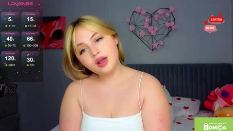 Snapshot of shy_blondiee chatting on December 9, 11:24 pm Molly online show from December 9, 11:24 pm
