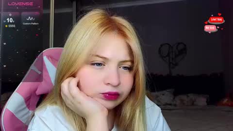 Snapshot of shy_blondiee chatting on February 22, 12:05 am Molly online show from February 22, 12:05 am